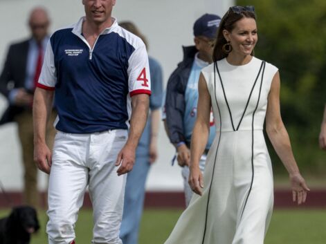 PHOTOS - Kate Middleton en robe midi blanche et boucles d'oreilles Sézane