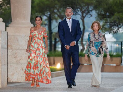 PHOTOS - Letizia d'Espagne en robe colorée avec Felipe d'Espagne et la reine Sofia