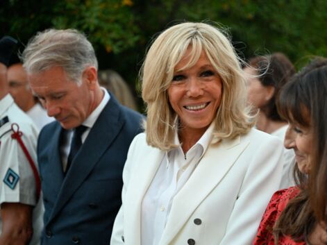 PHOTOS - Brigitte Macron chic en jean moulant et veste blanche au côté de son mari 