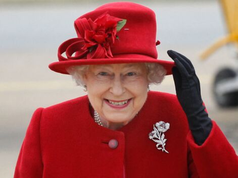 PHOTOS - Les tenues les plus flashy de la reine Elizabeth II