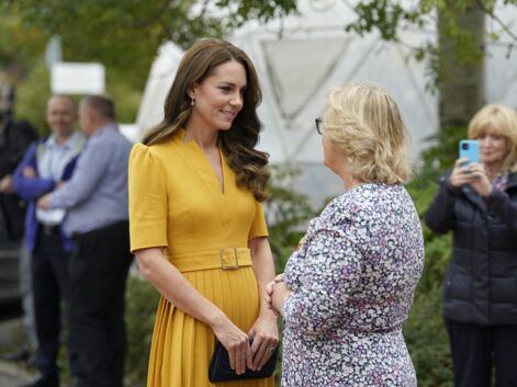 PHOTOS - Kate Middleton est sublime en robe midi jaune moutarde pour visiter une maternité en Angleterre 