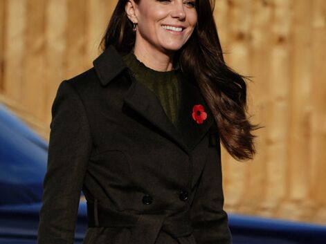 PHOTOS - Kate Middleton en total-look kaki et cheveux sur le côté, pour visiter un centre pour enfants Colham Manor à Hillingdon