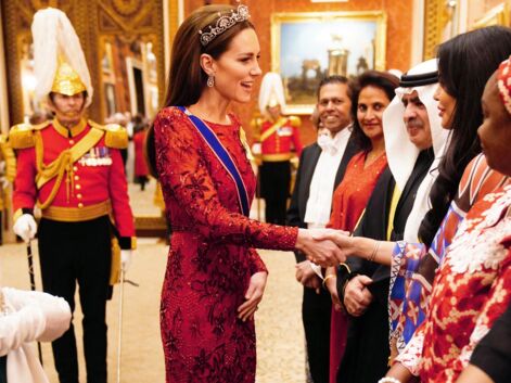 PHOTOS - Kate Middleton éblouissante en robe rouge coiffée de la tiare Lotus Flower pour la réception diplomatique