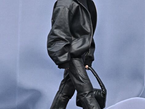 PHOTOS – Isabelle Huppert en cuir, Kim Kardashian en dentelles, Salma Hayek en tweed… elles imposent leur style chez Balenciaga