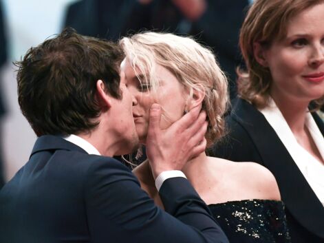 PHOTOS - Festival de Cannes : Virginie Efira et Niels Schneider, Pierre Niney et Natasha Andrews... Ces tendres baisers sur le tapis rouge  