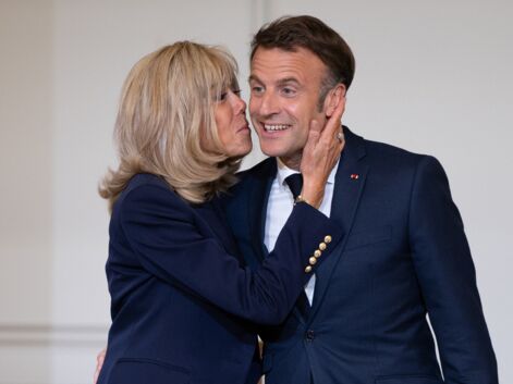 PHOTOS - Emmanuel et Brigitte Macron : ce tendre bisou devant Julia Vignali 
