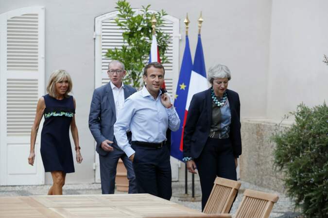 Le couple Macron et le couple May se rendent au dîner. 