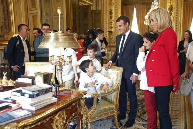 Jusqu'au bureau du Président, Emmanuel Macron, jonché de dossiers et de documents. 