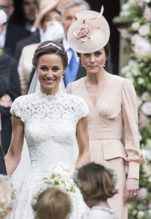 Elles font partie d'un set de joaillerie prêté à la famille Middleton pour le mariage de Kate et William.