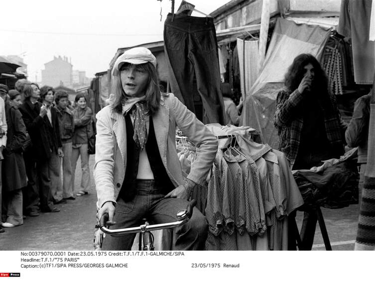 Casquette gavroche et foulard autour du cou, Renaud lors d'une de ses premières apparitions télé sur TF1, en 1975