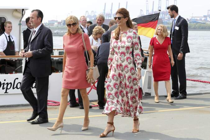 7 juillet 2017 : en robe Louis Vuitton rose et courte en Allemagne pour le sommet du G20