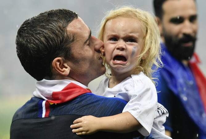 Antoine Griezmann et sa fille Mia en larmes 