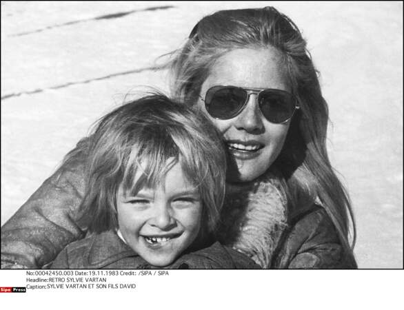 David, en 1983, avec sa mère Sylvie Vartan, séparée de Johnny Hallyday depuis 3 ans.