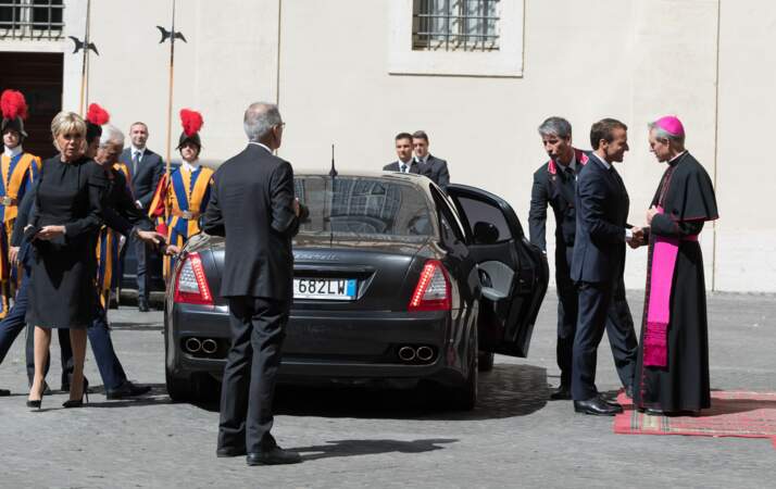Brigitte Macron ultra sobre en robe noire sous le genou pour rencontrer le pape