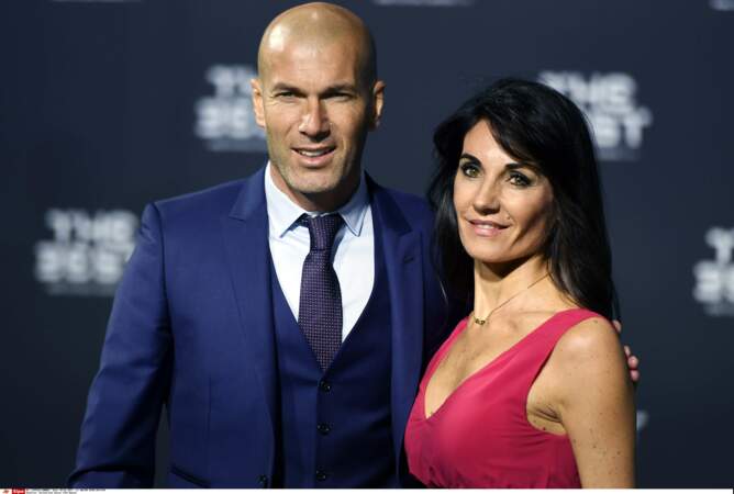 A 17 ans, Zinedine Zidane rencontre Véronique. Ils se marient en 1994 et ont quatre enfants