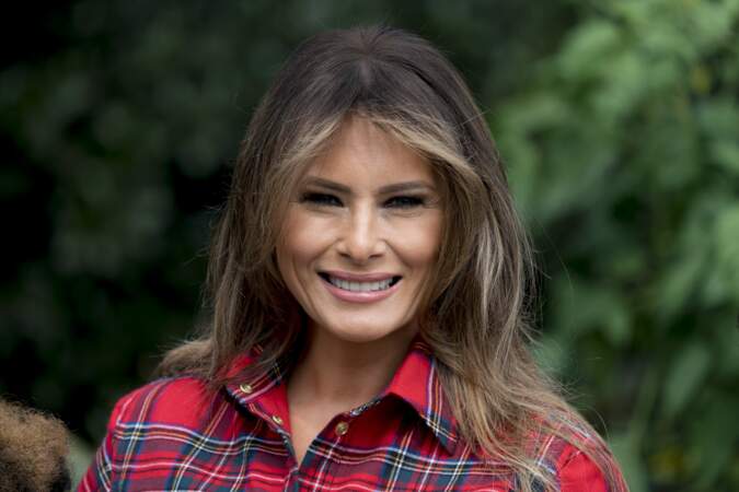 Melania Trump très souriante,en chemise boucheron pour jardiner à la Maison Blanche