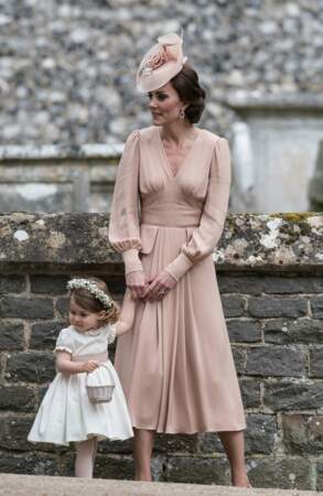 Au mariage de Pippa Kate avait passé autour de la taille de sa fille un ruban de la même couleur saumon que sa robe