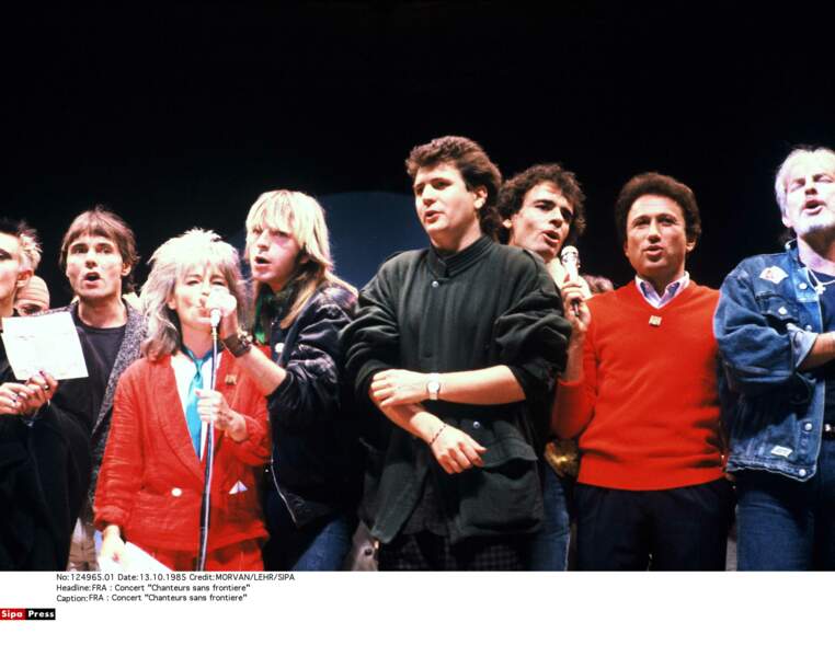 Sur la scène du concert "Chanteurs sans frontières" à La Courneuve, en octobre 1985