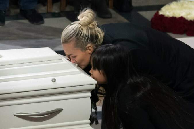 Laeticia, Jade et Joy embrassent le cercueil blanc de Johnny à la Madeleine