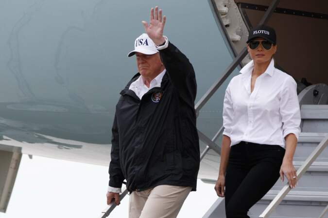 Melania Trump, casquette vissée sur la tête et lunettes aviateur arrivent au Texas