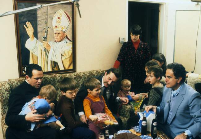 Guy Béart rencontre la famille de Lech Walesa en 1981