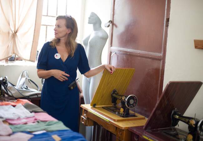 Valérie Trierweiler visite un atelier de couture