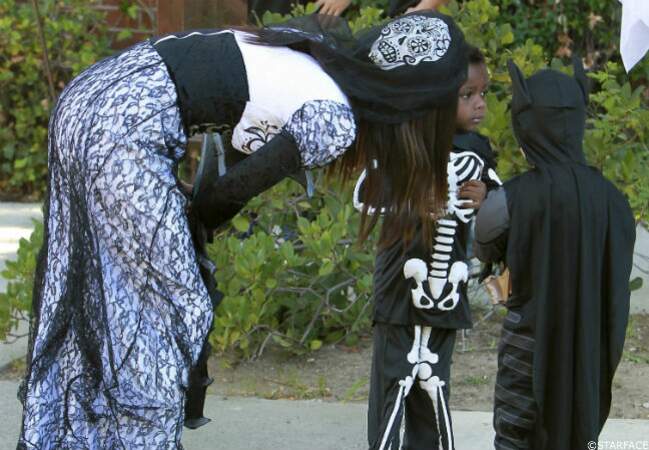 Sandra Bullock a trouvé le temps de fêter Halloween, vendredi 18 octobre, avec son fils, Louis