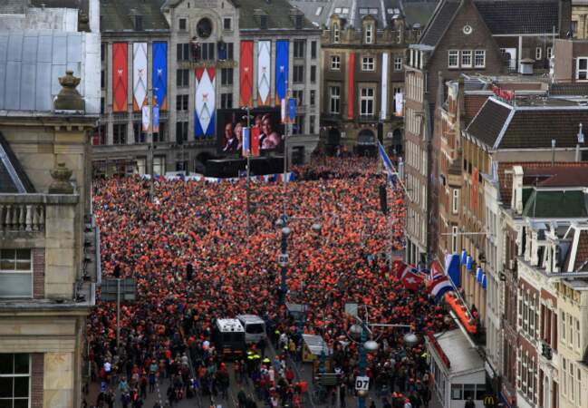 Une foule s'étaient réunie devant le palais royal à Amsterdam