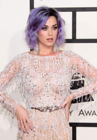 Katy Perry passe au carré et au violet