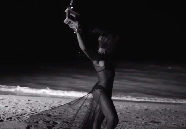 La robe transparente sur la plage pour Drunk in Love