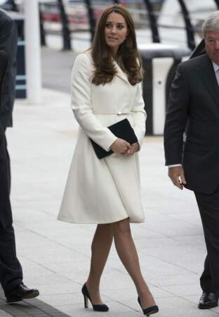 Radieuse, la duchesse de Cambridge opte pour un manteau blanc