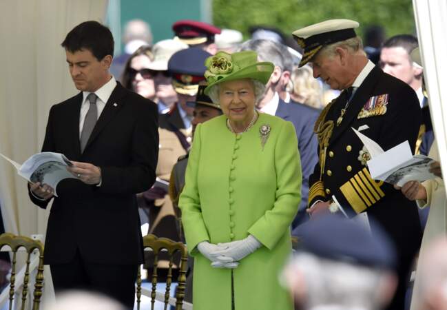 Manuel Valls, la reine Elisabeth II et le prince Charles au cimetière de Bayeux