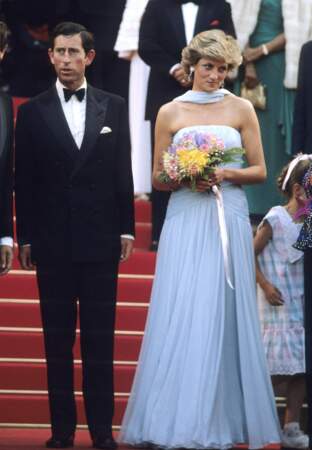 Princesse Diana et le Prince Charles montent les marches en 1987