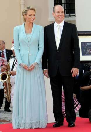 Radieuse en bleu pour son mariage civil le 1er juillet 2011. Une silhouette signée Karl Lagerfeld