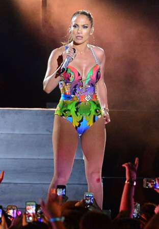 Jennifer Lopez en bikini coloré