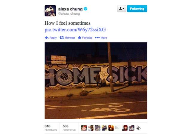 @Alexachung pose devant un mur de graffitis