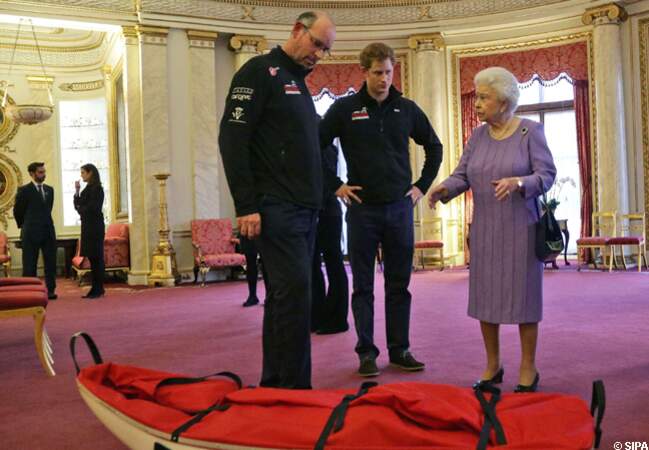 Le prince Harry montre le matériel de son expédition à la reine Elizabeth 2