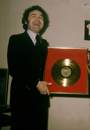 Concécration le 28 avril 1975, au M.I.D.E.M. de Cannes. Pierre reçoit un disque d'or pour son album ZIZI