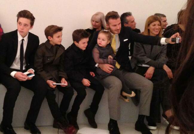 Le clan Beckham en mode Selfie au premier rang du défilé de maman