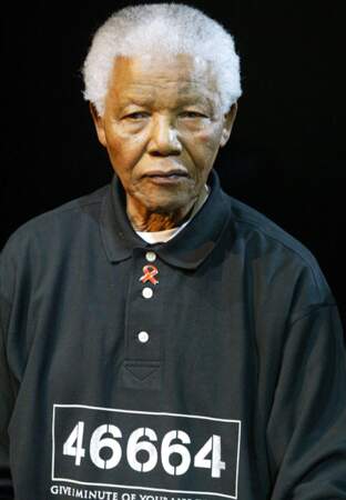 En 2004, Nelson Mandela pose avec sur son t-shirt son numéro de prisonnier à la prison du Cap,