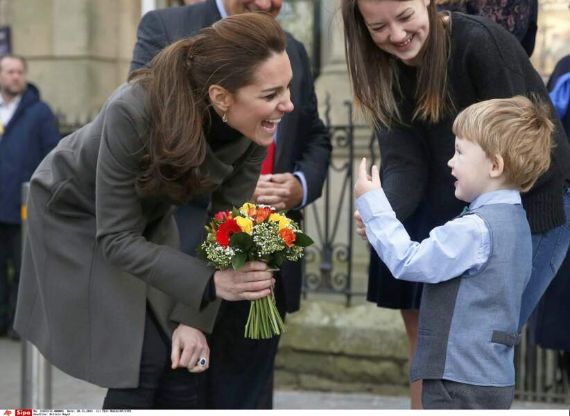 Kate Middleton reçoit les fleurs d'un jeune garçon venu l'accueillir