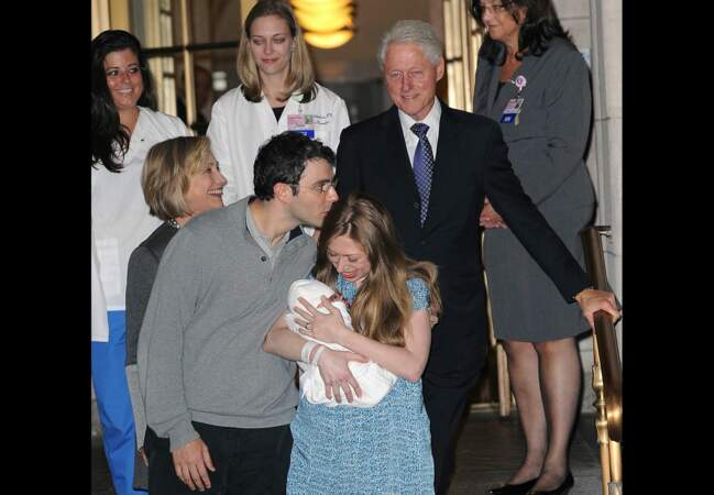 Derrière eux, Hillary et Bill Clinton veillent sur leur premier petit-enfant