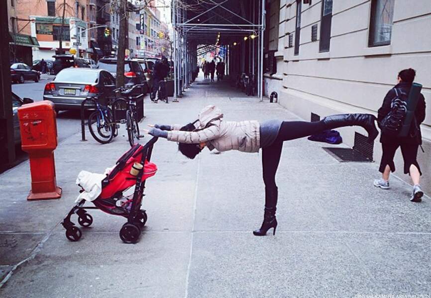 Une promenade avec sa petite Carmen pour une posture du guerrier dans les rues de New-York