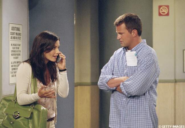 Chandler boit les paroles de Monica