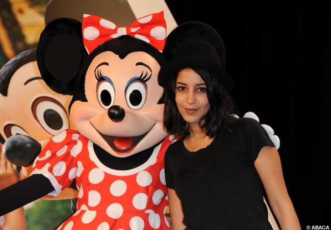Leila Bekhti pose avec Minnie à Disneyland Paris en 2011