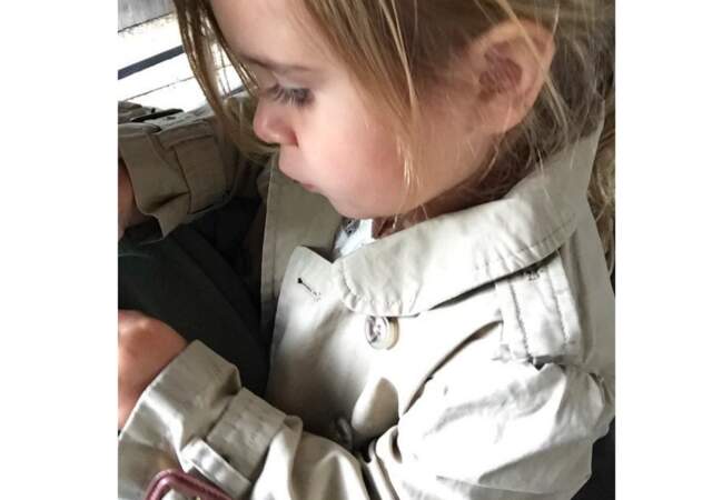 3 ans et Penelope Disick, la fille de Kourtney Kardashian, a déjà son trench coat