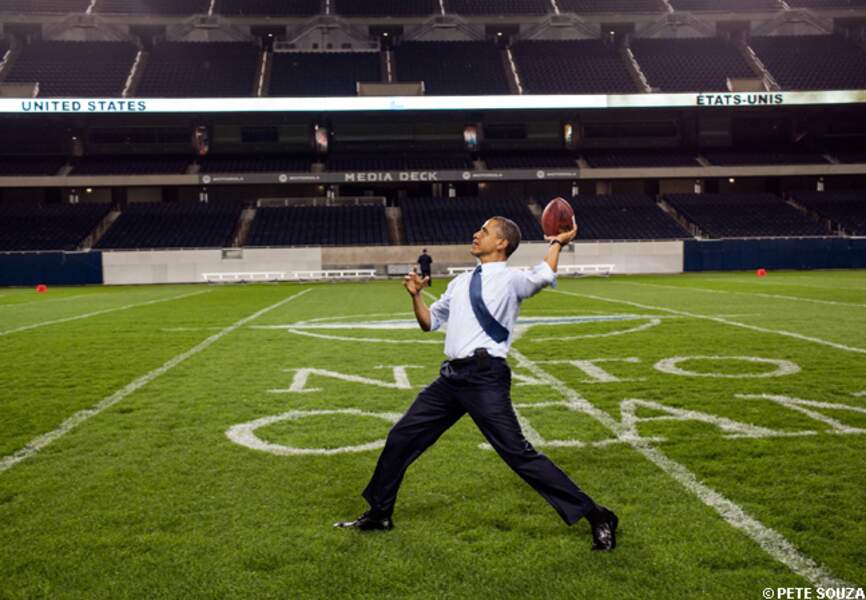 Barack Obama fait quelques passes sur la pelouse des Chicago Bears, son équipe favorite