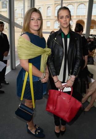 Camille en mai avec sa soeur Pauline Ducruet au défilé Vuitton