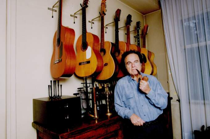 Guy Béart chez lui avec ses guitares en 2000