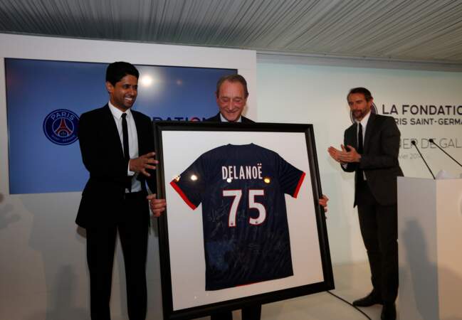 Le club en a profité pour offrir à Bertrand Delanoë un maillot floqué à son nom et dédicacé par l'équipe